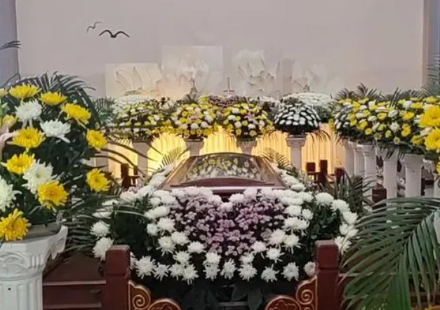 周海媚灵堂照疑似曝光,棺椁被花海包围,实际是殡葬店蹭热度