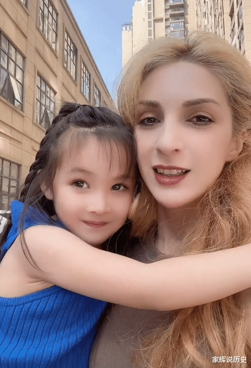 湖北小伙被外国美女模特倒追，生下2个混血女儿，大女儿超像杨幂