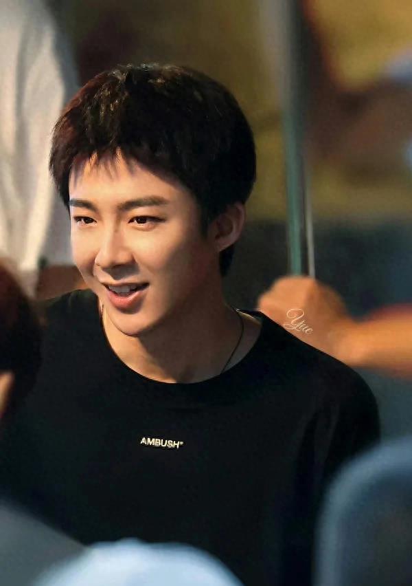 赵露思新剧地狱式开局!头次见一个饼烂到,还没拍就撕到导演的销号