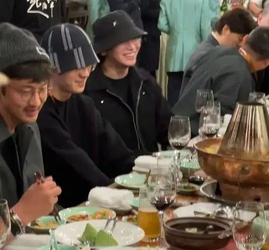 208们两副面孔！清高的王传君刘昊然和彭昱畅给大佬卑微鞠躬敬酒