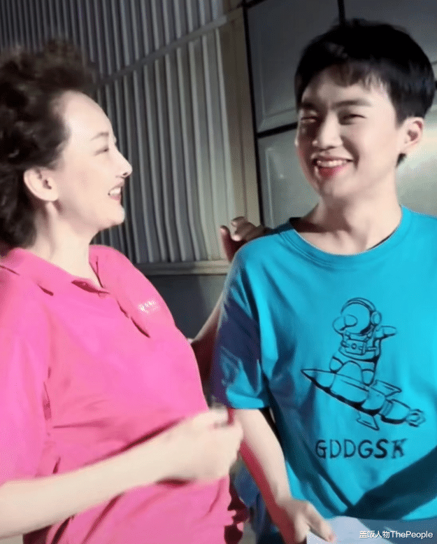 牛莉|49岁王艳陷整容风波！苹果肌突出、超宽双眼皮太抢镜，牛莉更离谱