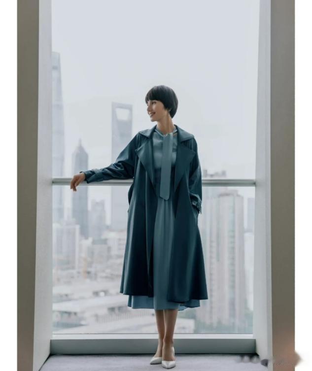 短发 陈数、袁泉告诉你:女人上了年纪,裙要长、发要短,美得优雅高级