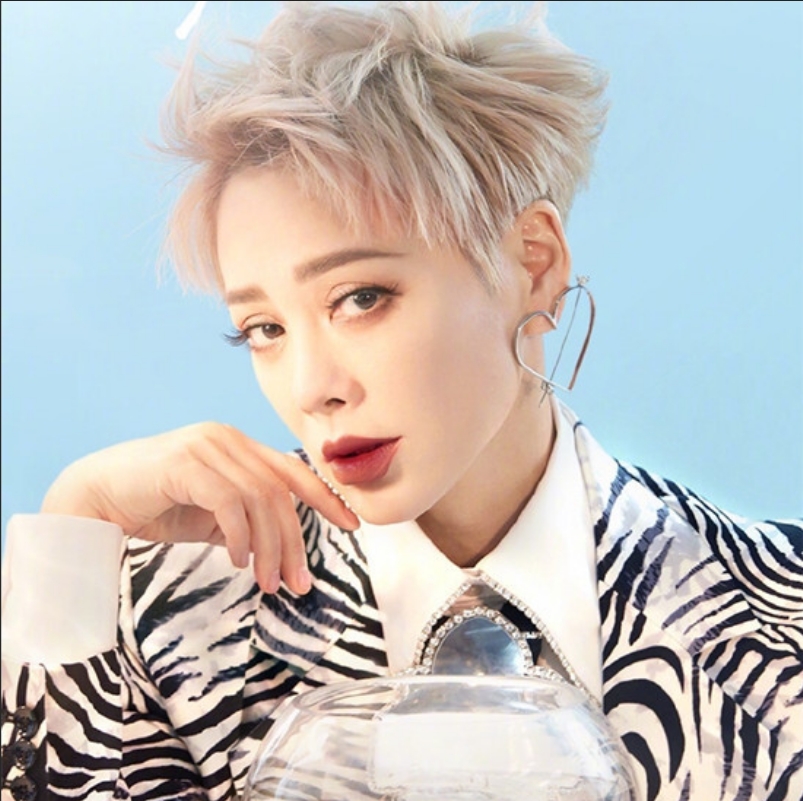 宁静素颜分享保养秘诀,平台规则让直播尴尬化解