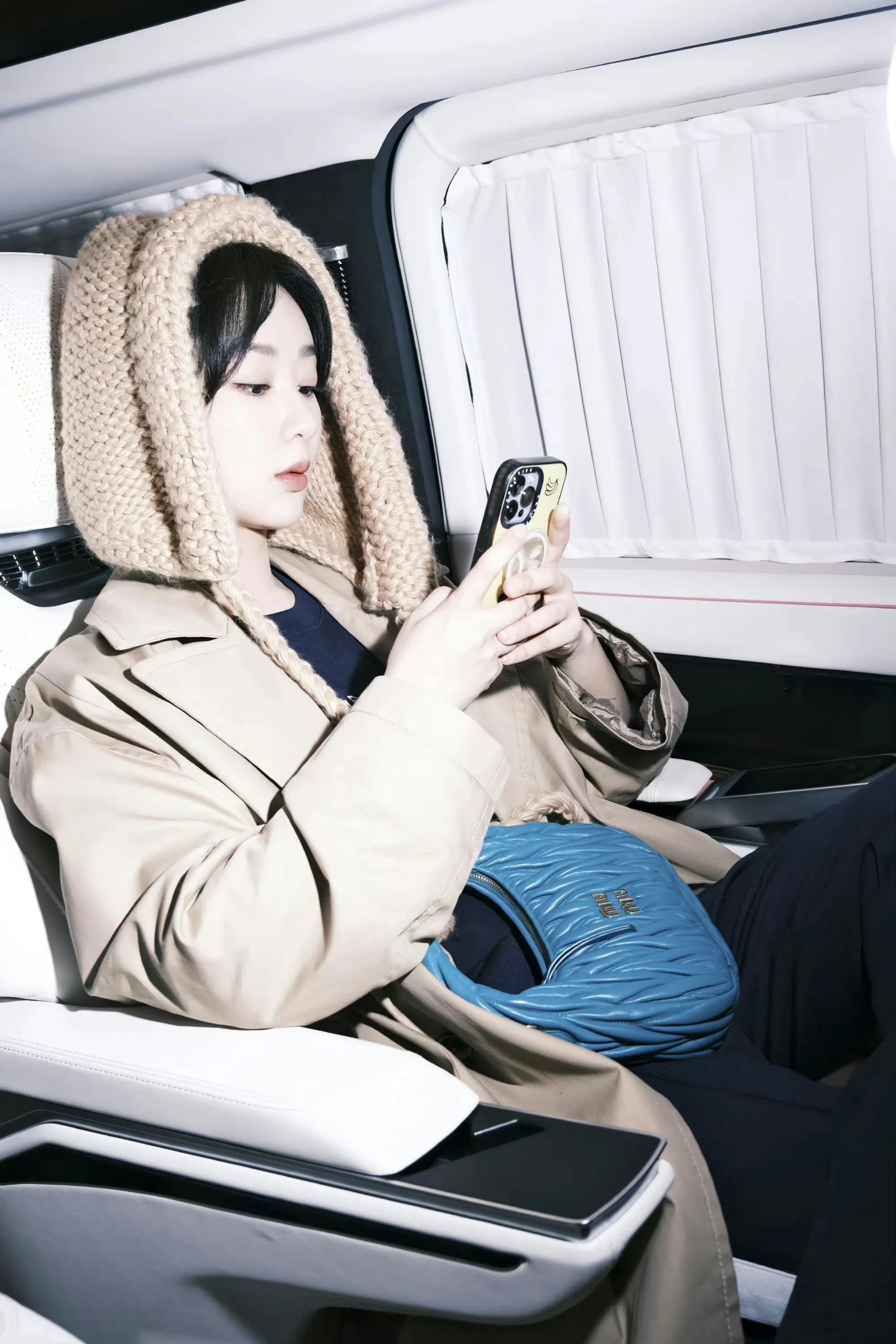 空腹 杨紫直播造型翻车，发型老土，蓝色西服显老好村，像乡村女干部