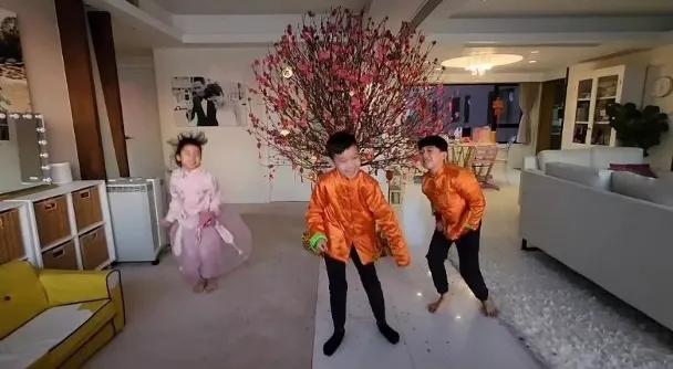 陈茵媺|陈茵媺晒春节全家福,陈豪一件唐装穿4年,自己节俭却很宠妻儿