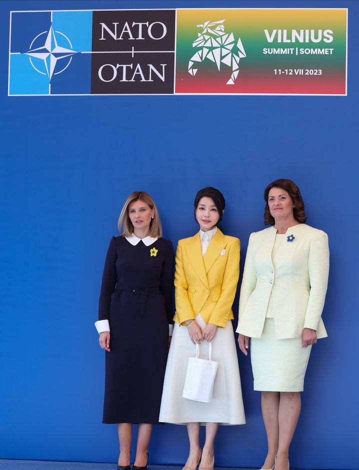泽连斯基 峰会第二天韩国夫人和泽连斯基老婆一起营业！黄白配超美，稳赢啊