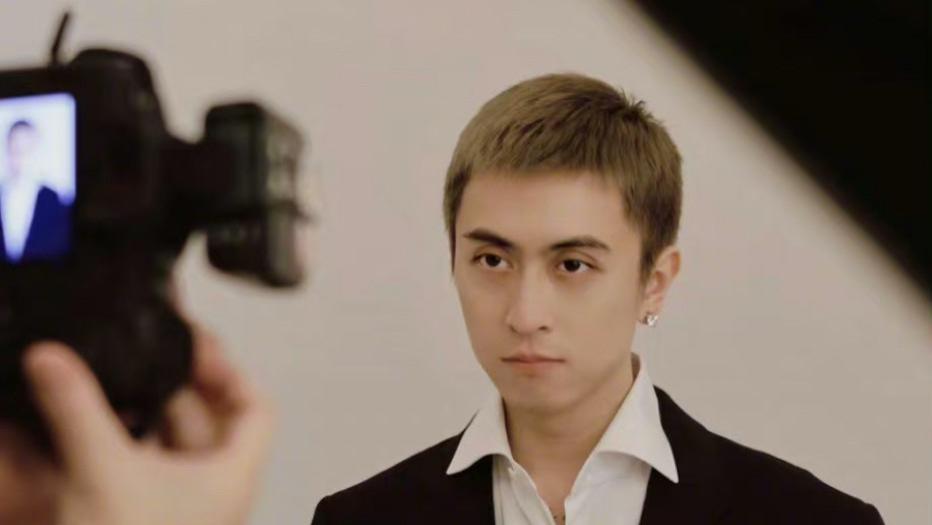 反转！网友自曝被秦奋侵害差点没命，本人深夜发声辟谣并公开道歉