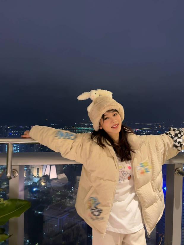 杨紫|杨紫戴白兔帽俏皮可爱 对镜灿笑超欢乐