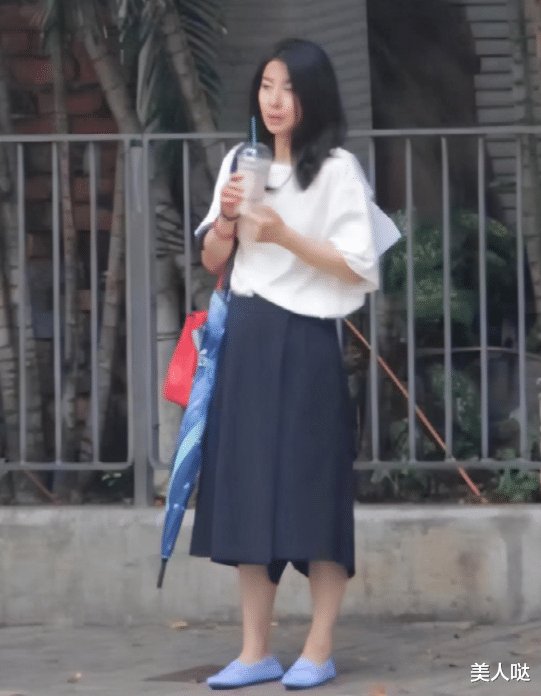 郭晶晶回娘家好接地气!穿大妈裙配奶奶鞋,素颜素衣仍难掩贵妇范