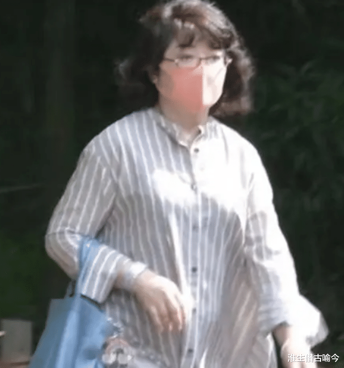 64岁山口百惠穿羽绒服身材臃肿,71岁三浦友和高大帅气,仍旧甜蜜