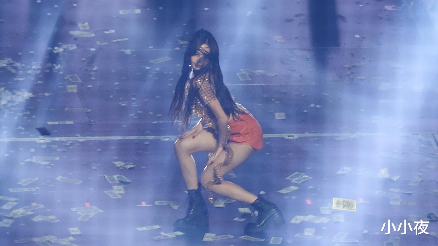 Lisa挑逗眼神+狂野舞姿,Blackpink首尔演唱会点燃激情