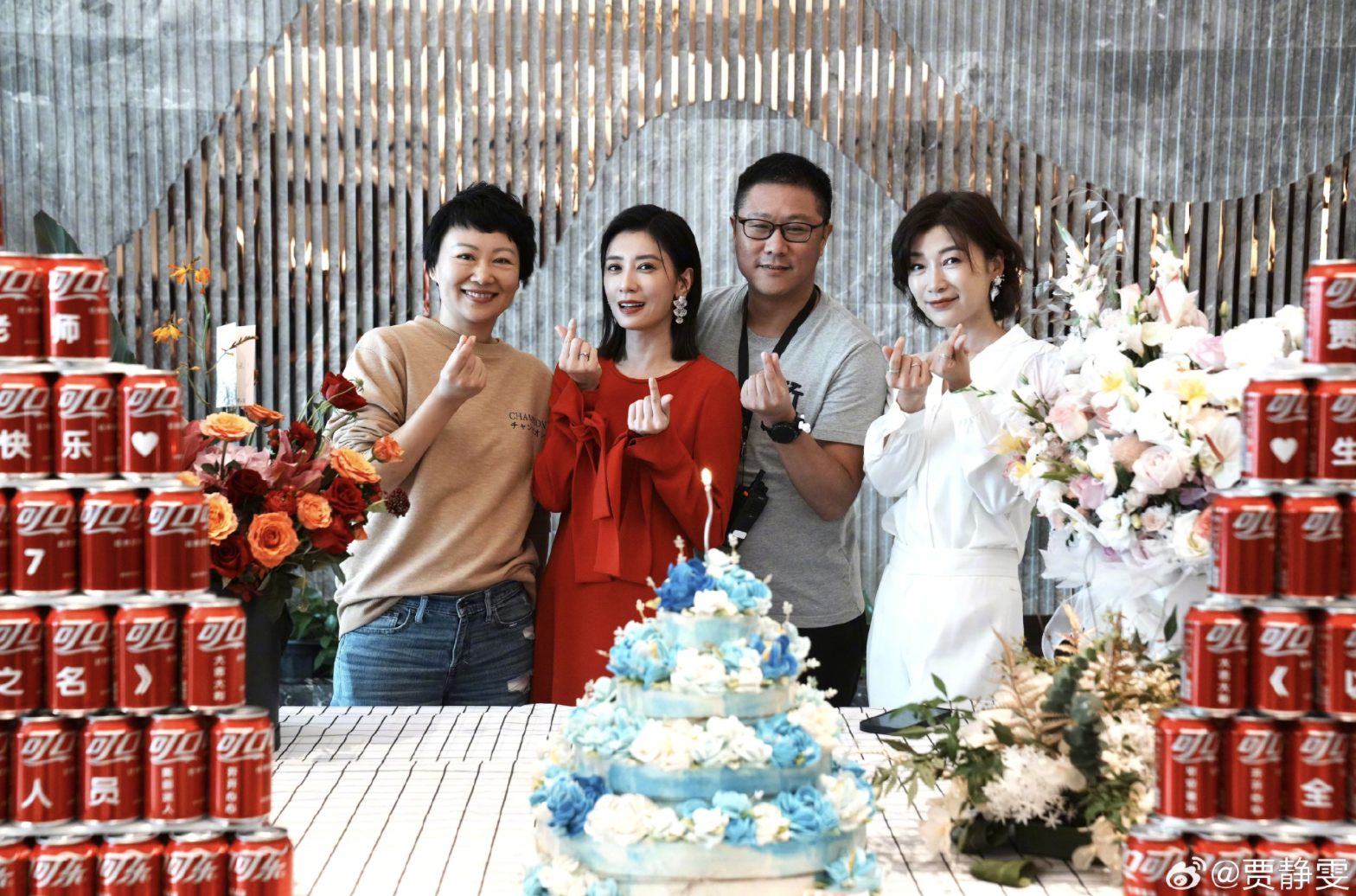 贾静雯分享49岁庆生照，获咘咘波妞探班，晒与亡父另类同框惹人泪目