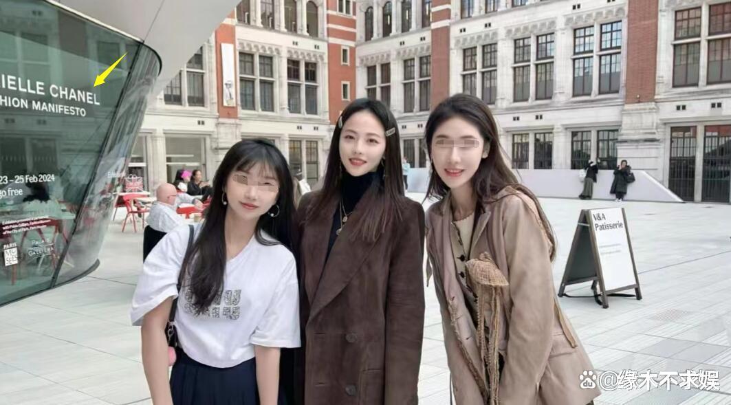 张嘉倪疯马秀后首露面！英国看展心情大好，近况曝光引争议！