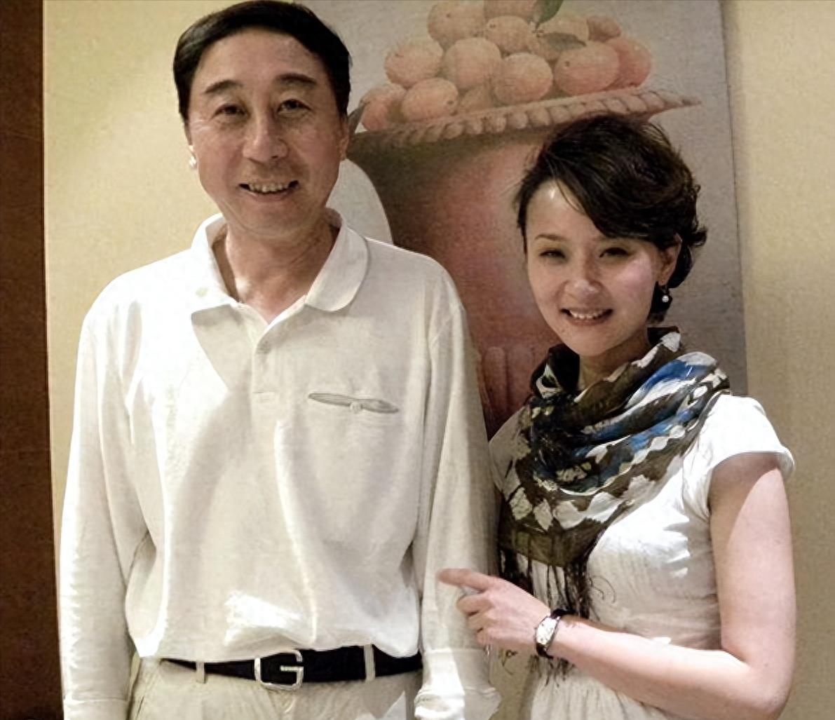 骗了我们40年!原来他是冯巩的妻子,难怪会大红大紫