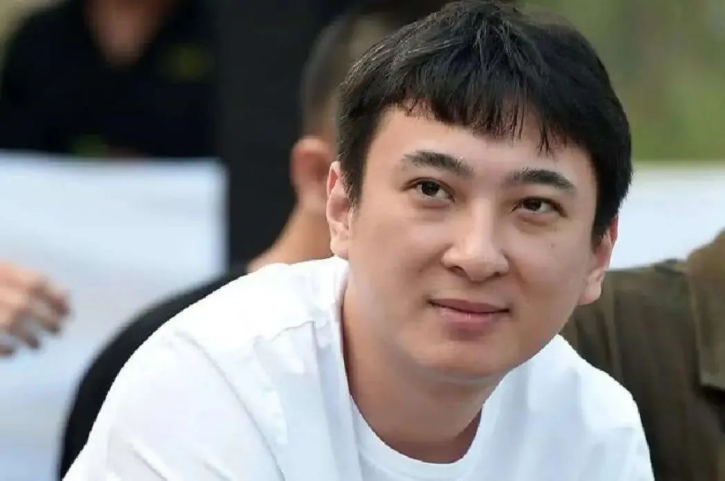 王思聪看到父亲的女秘书,笑意盈盈打招呼,结果对方视而不见,王思聪愣在原地