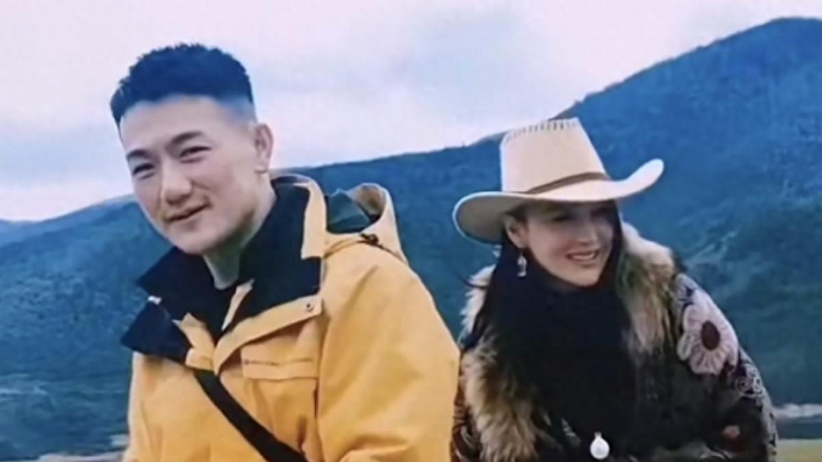 张馨予夫妇亲密合影，两人手牵手撒狗粮，何捷把老婆当女儿宠