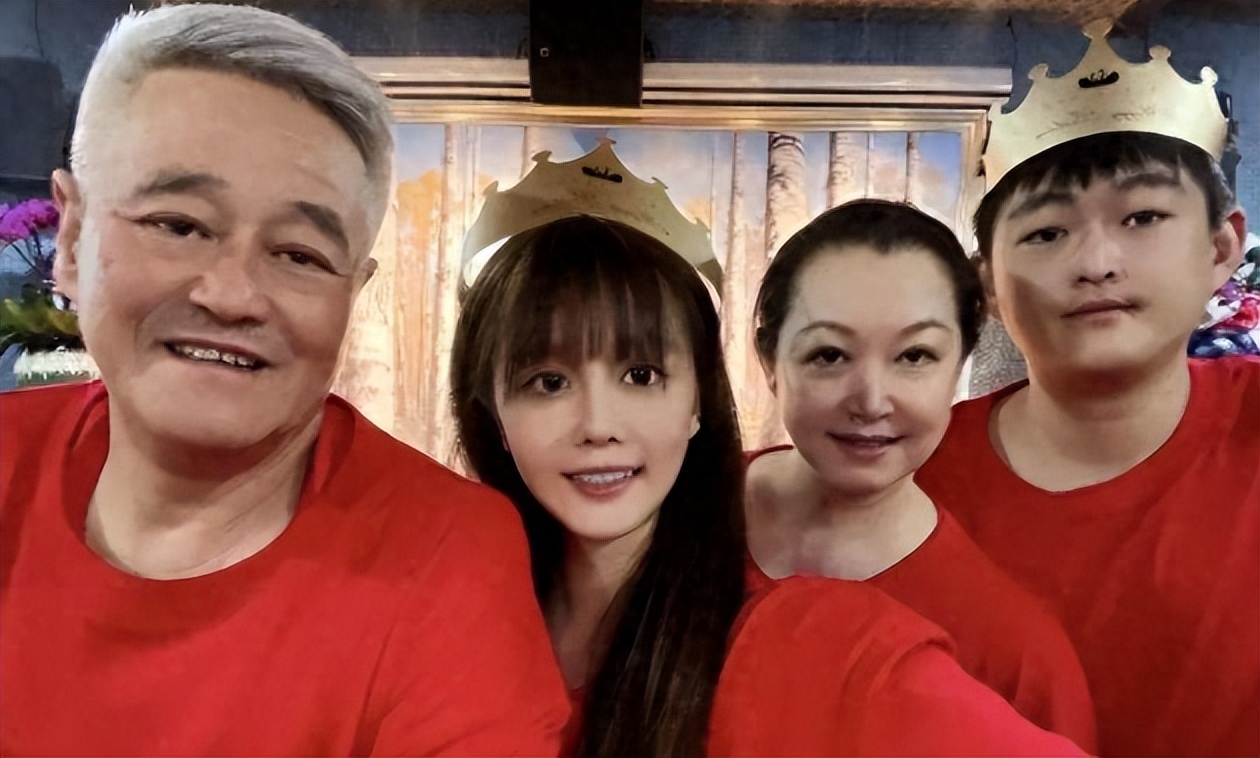 用千万金烟斗，花260万买狗！赵本山儿子：我家的钱十辈子花不完