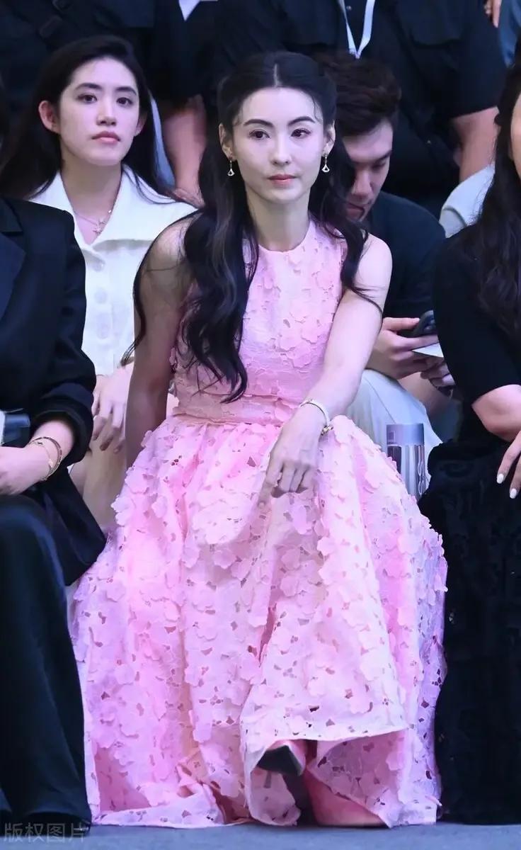 张柏芝湾区生图:粗臂膀厚肉背,四十岁真实体态一览无余