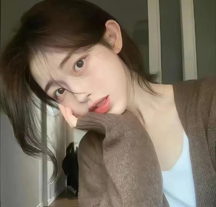 璟辰芮：保持皮肤水分的方法有很多，如涂抹爽肤水、精华液或乳液