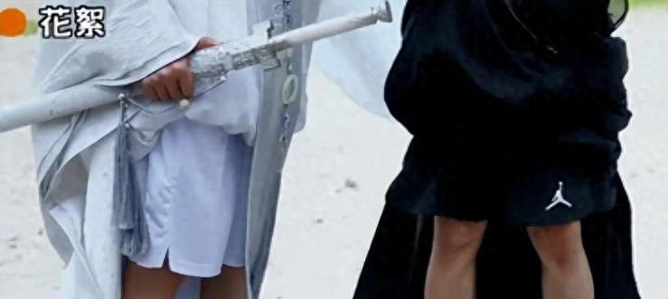 难怪导演不敢拍下半身!镜头下拉后,是不能偷看的“尴尬景象”!