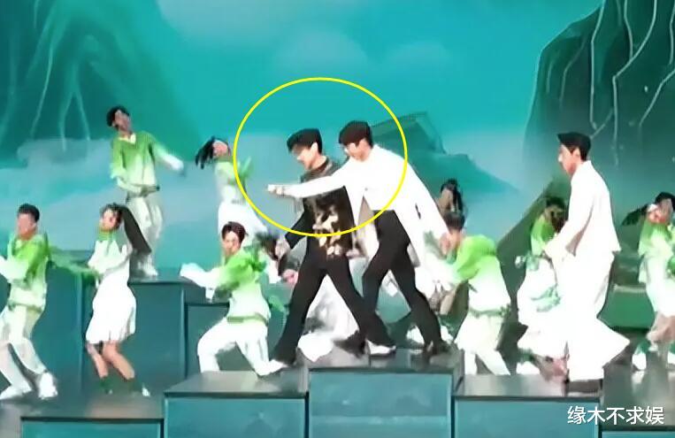 白敬亭风波再发酵!彩排视频曝光,西装店店发声,多家官方表态!