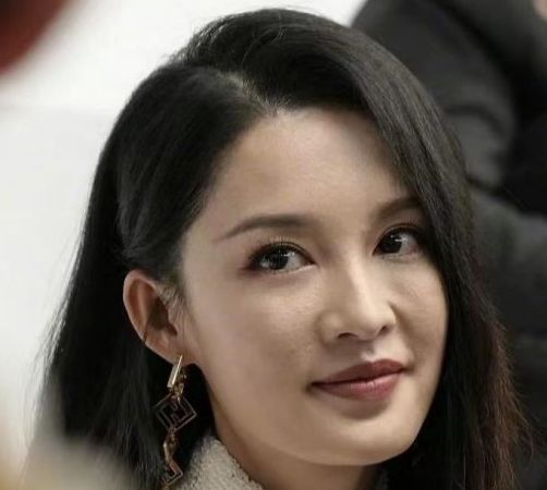 巴黎时装周 范冰冰出席巴黎时装周，四天八套，大秀春光却无人看