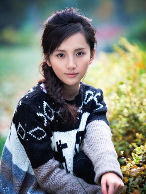 在肖雨雨对娱乐圈失望之后,她察觉到了与杨幂的潜力,并于2013年签约