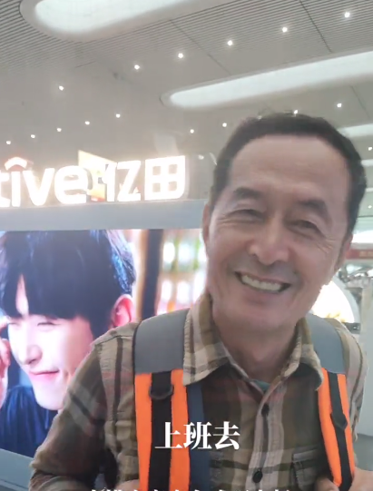 65岁老戏骨横店拍戏,独自一人背包坐高铁,感恩又有工作