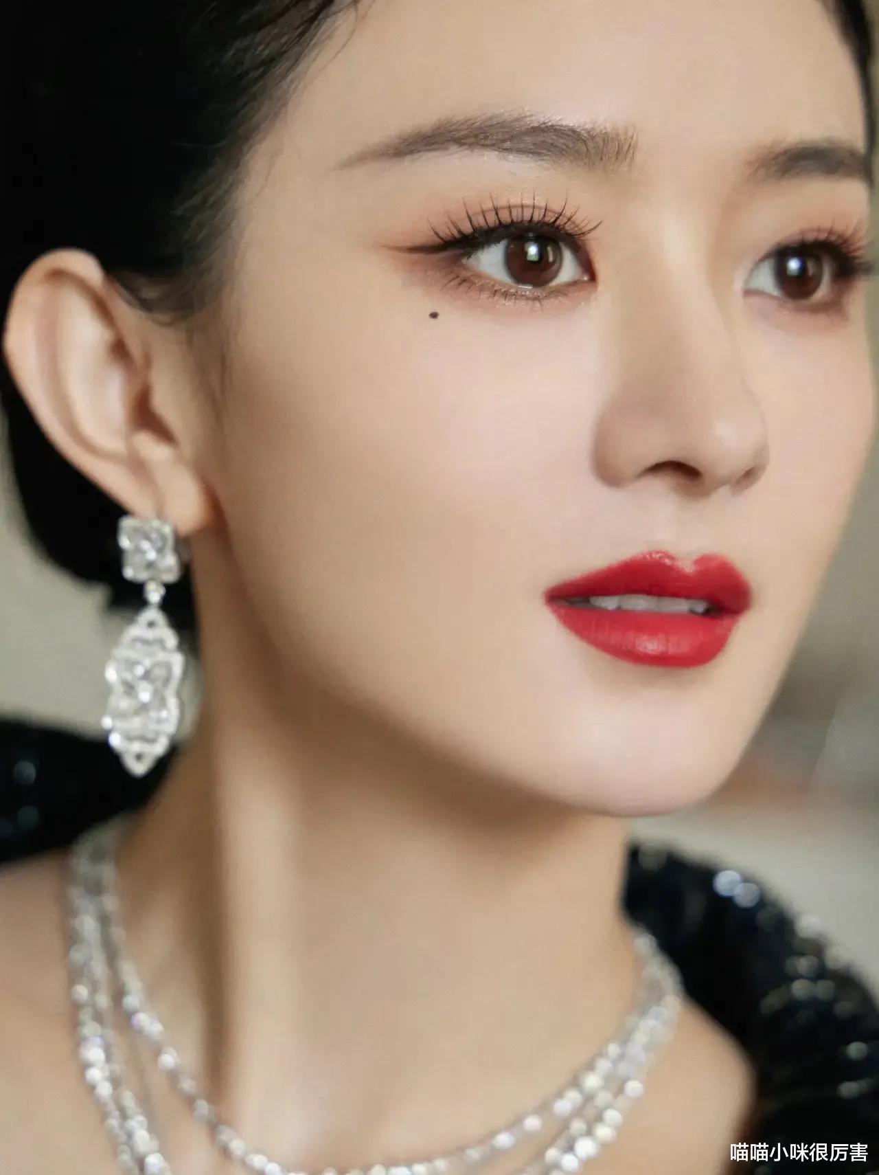 朱珠|芭莎慈善夜，36岁的赵丽颖，给所有女明星好好上了一课