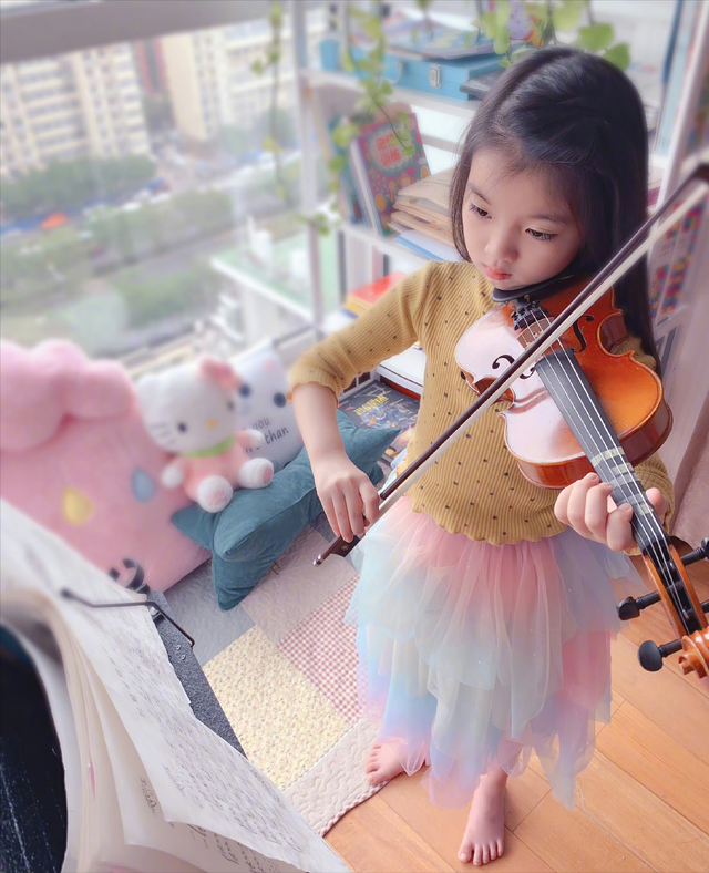 童星阿拉蕾：4岁出道年收入百万，自称要赚钱养弟弟，现状如何？