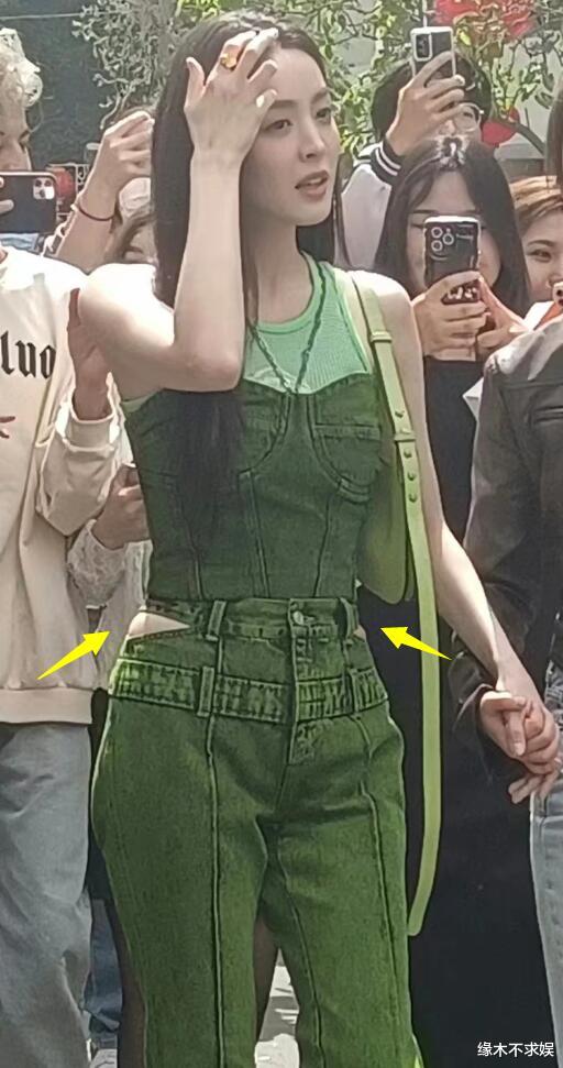 |古力娜扎回母校,一身行头超2万,肩部发青、裤子再掀热议!