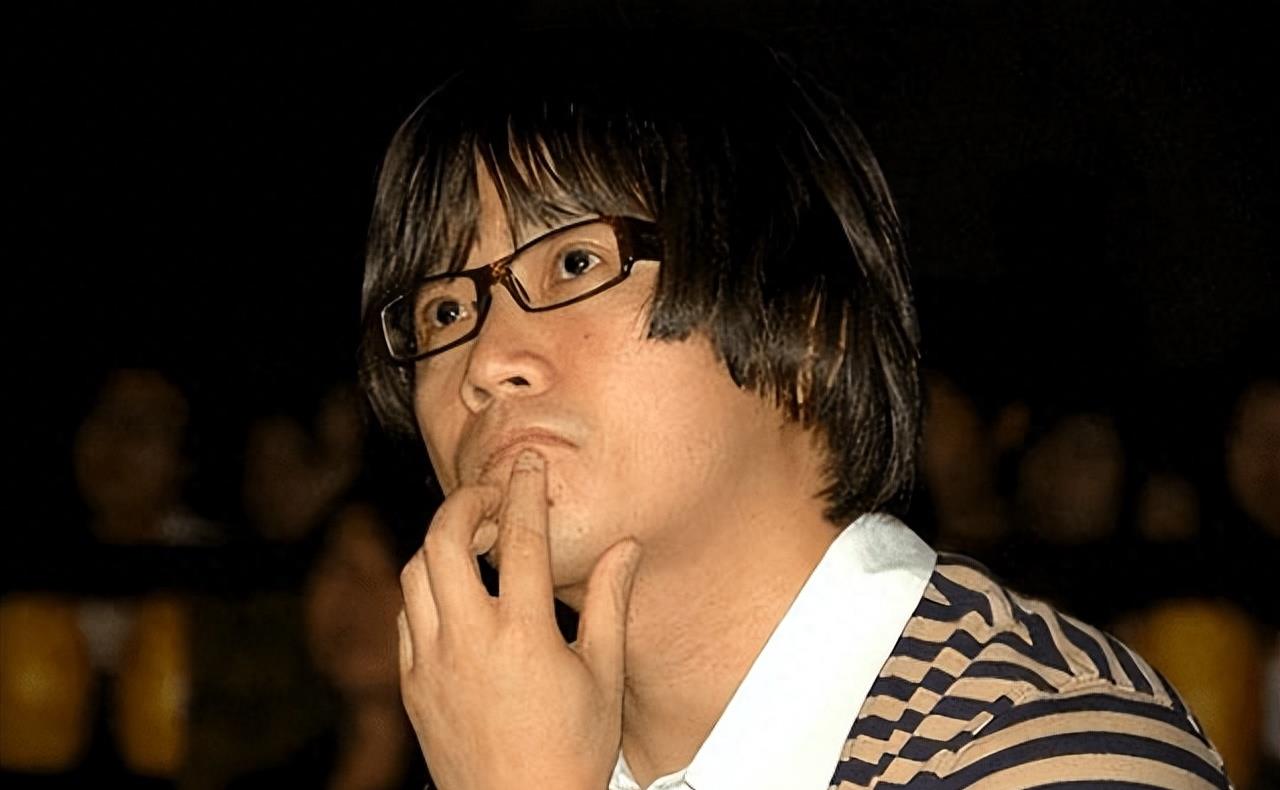 56岁男星一夜白头，将女儿的骨灰做成项链，苦苦追寻“复活”之术