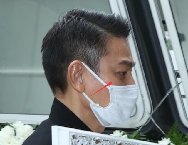 刘德华父亲出殡，手捧遗照双眼红肿，11岁刘向蕙和妈妈一起跨火盆