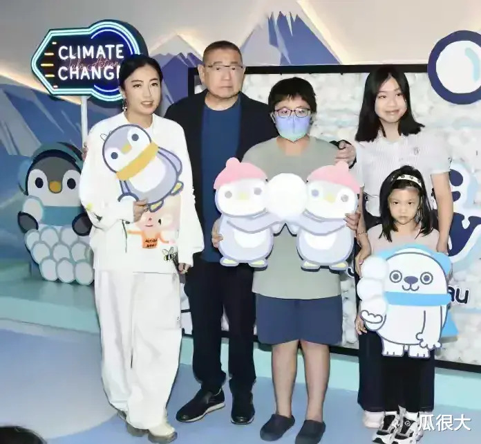 刘秀桦在河边留影被赞敦厚面善，甘比女儿对镜笑，没各怀鬼胎的阴险感