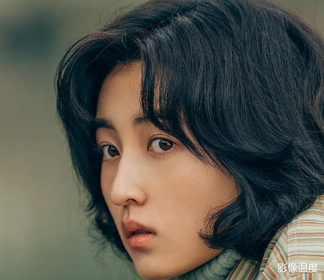 黄磊|黄磊17岁女儿怎么了？穿衣暴露再引争议！网友：打扮清纯真很难吗