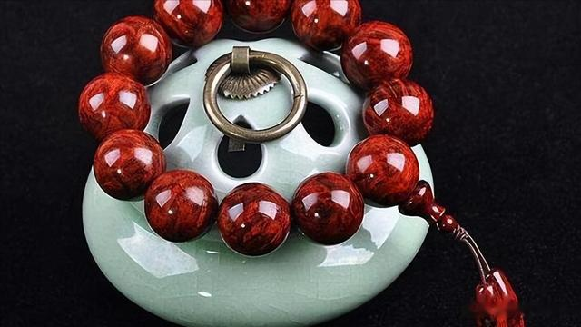 小叶紫檀|海南黄花梨和小叶紫檀,哪种更有收藏价值?