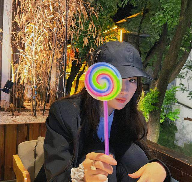 刘亦菲|刘亦菲晒新剧杀青照清新动人 与向日葵自拍露娇憨笑容