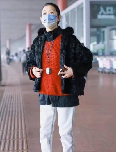 主持人倪萍近况曝光,现身机场身材消瘦,戴血氧仪身体状况引担忧