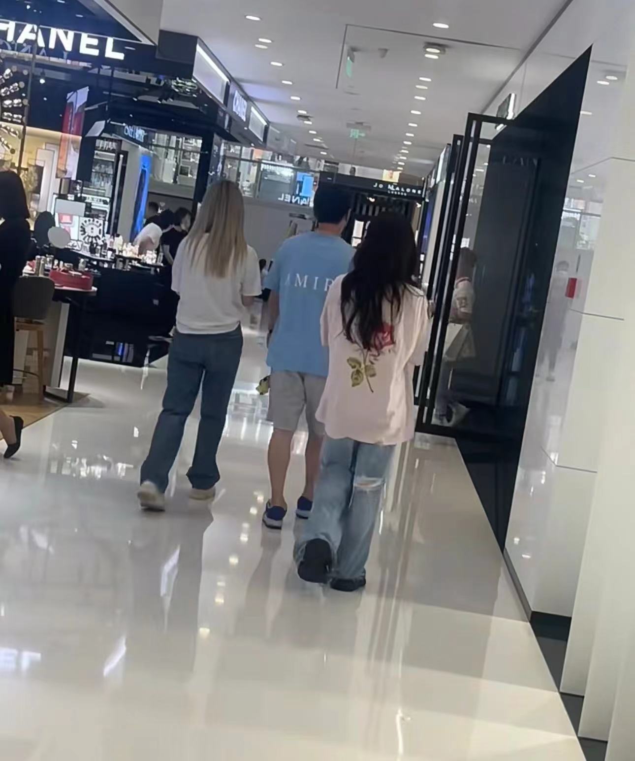 |王思聪暴瘦腿比女生细！戴2300万名表逛奢侈品店，身旁又换俩美女