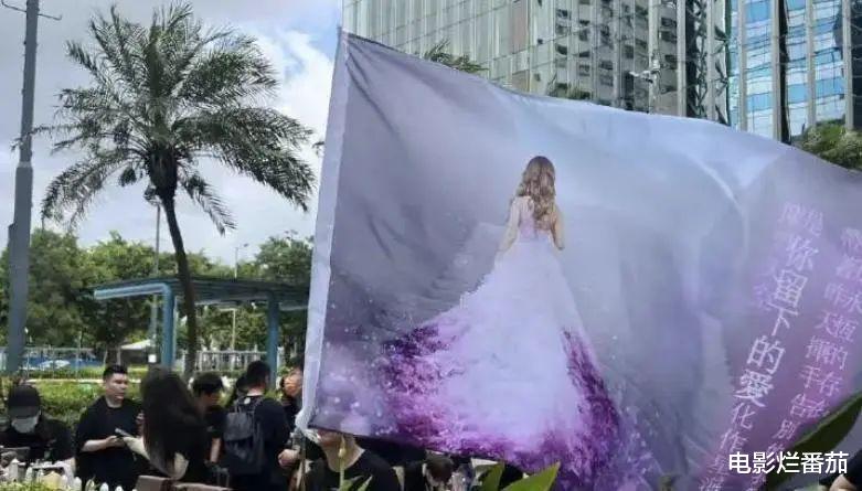 李玟追思会,亲友痛哭肃穆,两继女却有说有笑,剥夺了她最后体面