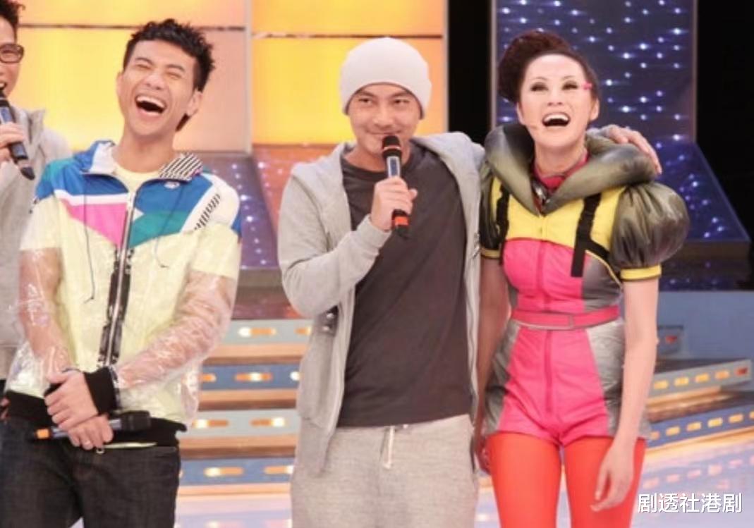 近况曝光!56岁知名港星素颜变无眉星人,离婚后未有新欢享受单身