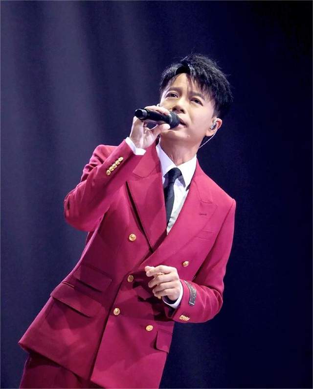 |李克勤演唱会燃爆红馆,成龙等众星送花篮助唱,现场收红包引争议