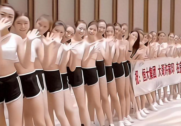 恒大歌舞团面试如“选妃”！白珊珊KTV陪唱，许家印两眼放光