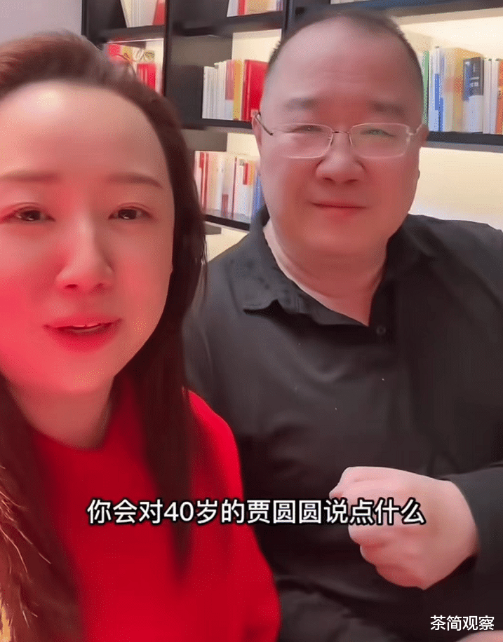 英达|62岁英达头发稀疏，久违现身大谈教育观，却被吐槽对巴图不闻不问