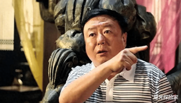 她出道靠着姑父走红,姑父另结新欢后,便彻底沦为了18线演员