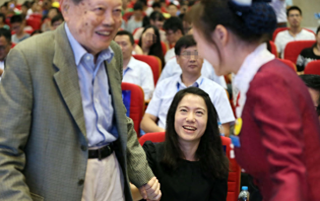 102岁杨振宁带妻子重返定情地!挂防走丢牌,翁帆挺大肚需人搀扶