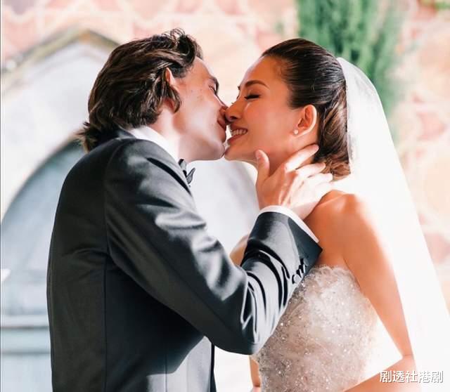 周汶锜|香港名模俩混血儿子越长越帅!两度原谅丈夫出轨,一家都是高颜值