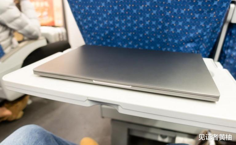 高铁办公族：紧急任务还是形象展示？职场行为的深层解读