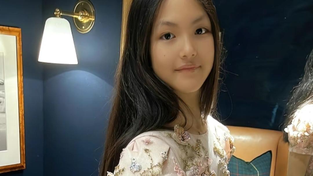李湘晒女儿近照，王诗龄穿万元公主裙，因玩手机不套壳被吐槽炫富