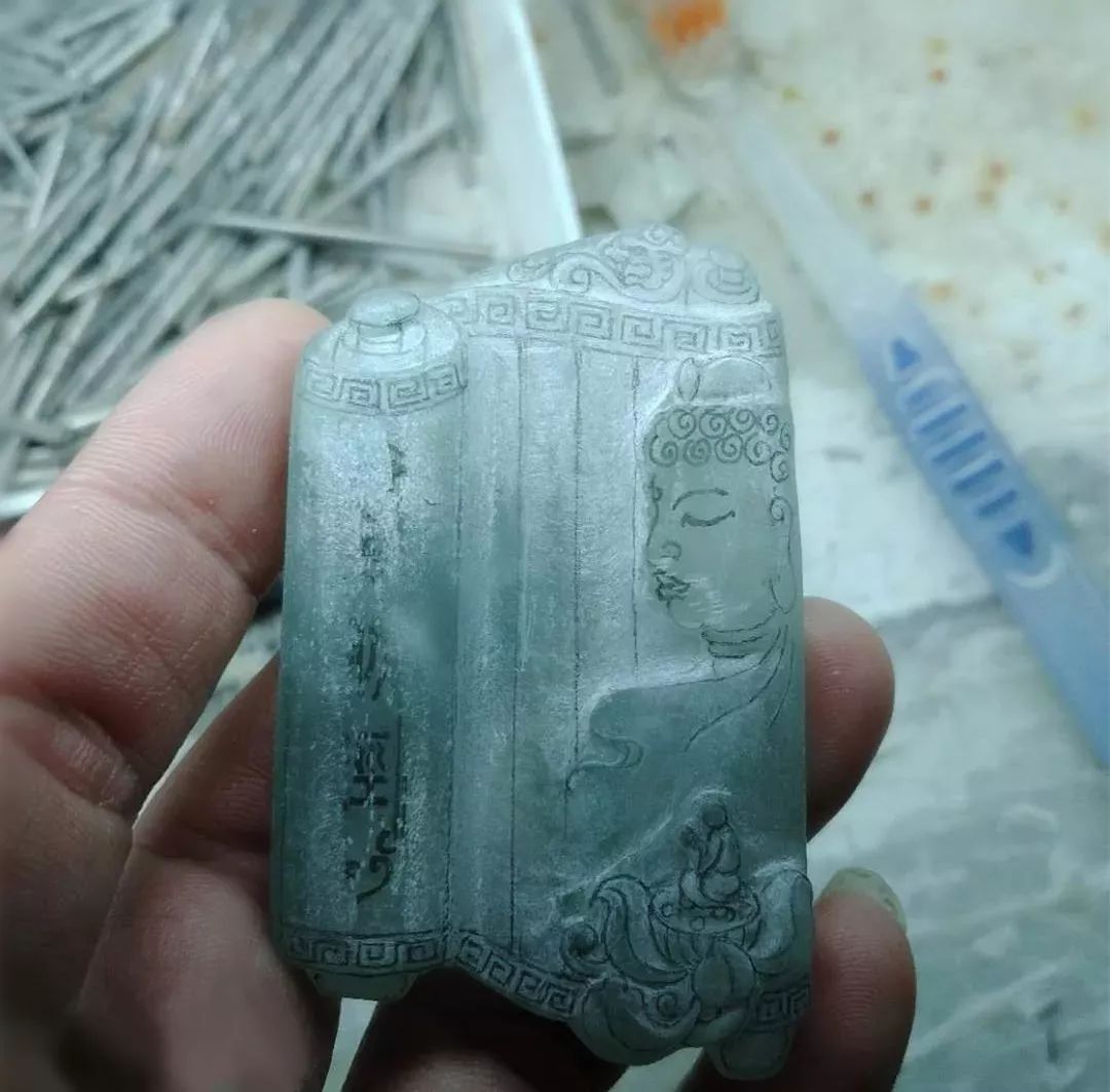 老物件|分享一块飘花翡翠片料雕刻佛语禅心